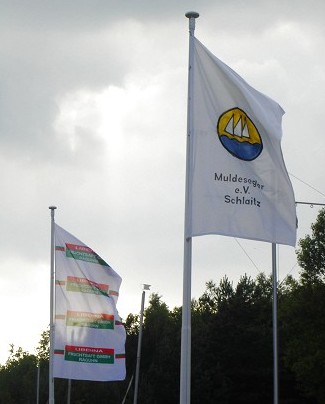 Die Fahne unseres Sponsors Libehna neben der Vereinsflagge